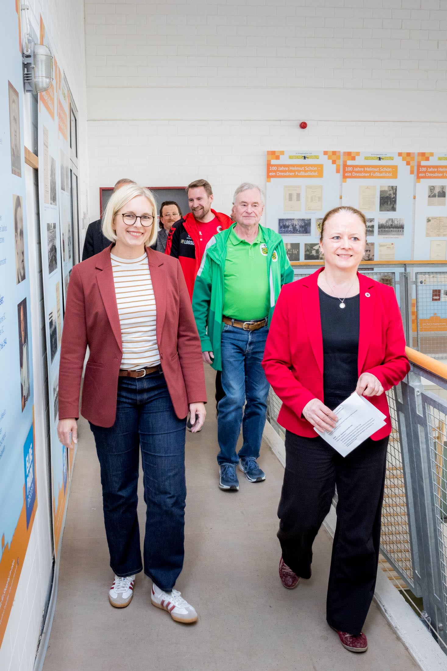 Bild 1: 0001 Dsc Besuch Fr Dr Schenderlein 28april26  Web