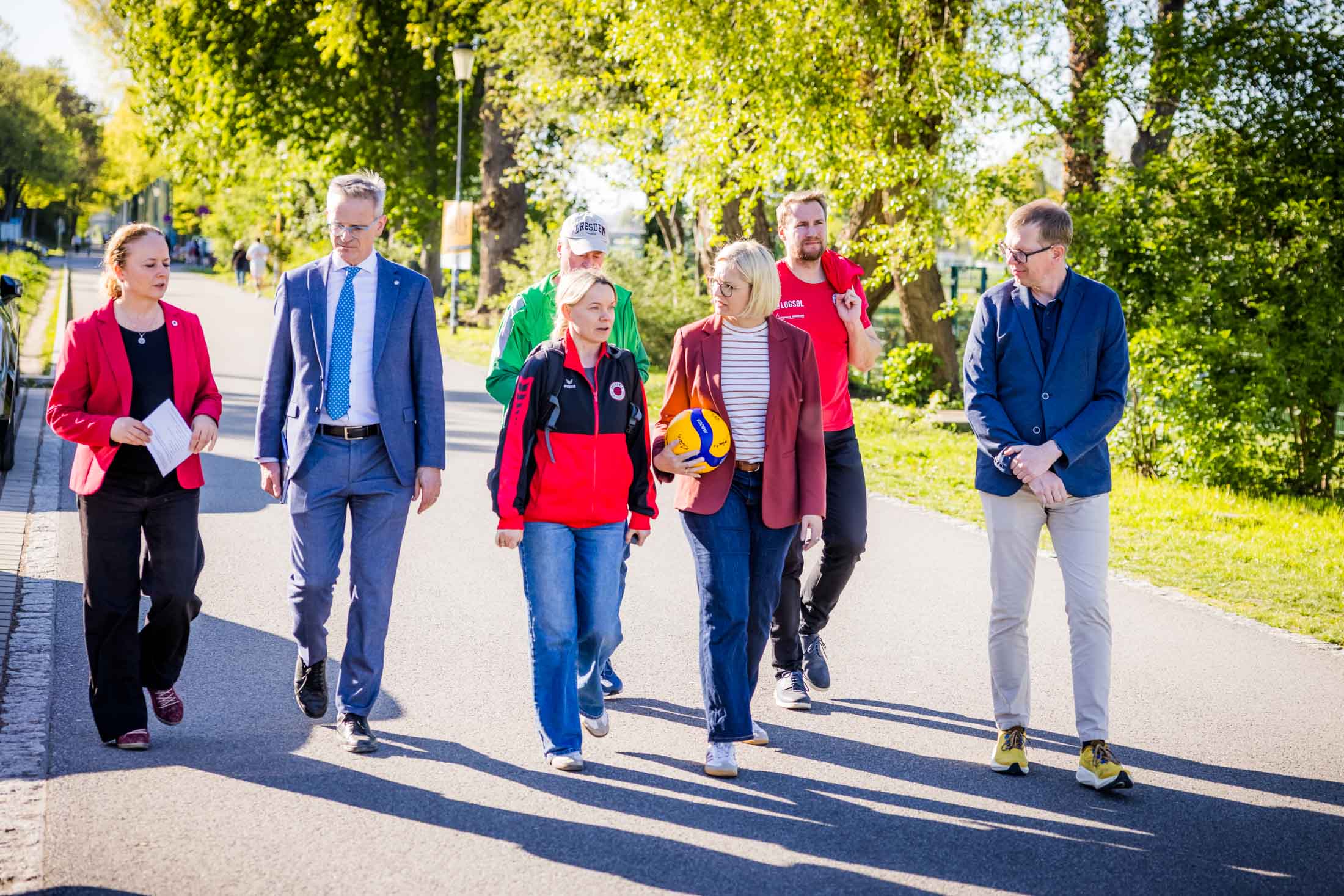 Bild 8: 0066 Dsc Besuch Fr Dr Schenderlein 28april26  Web