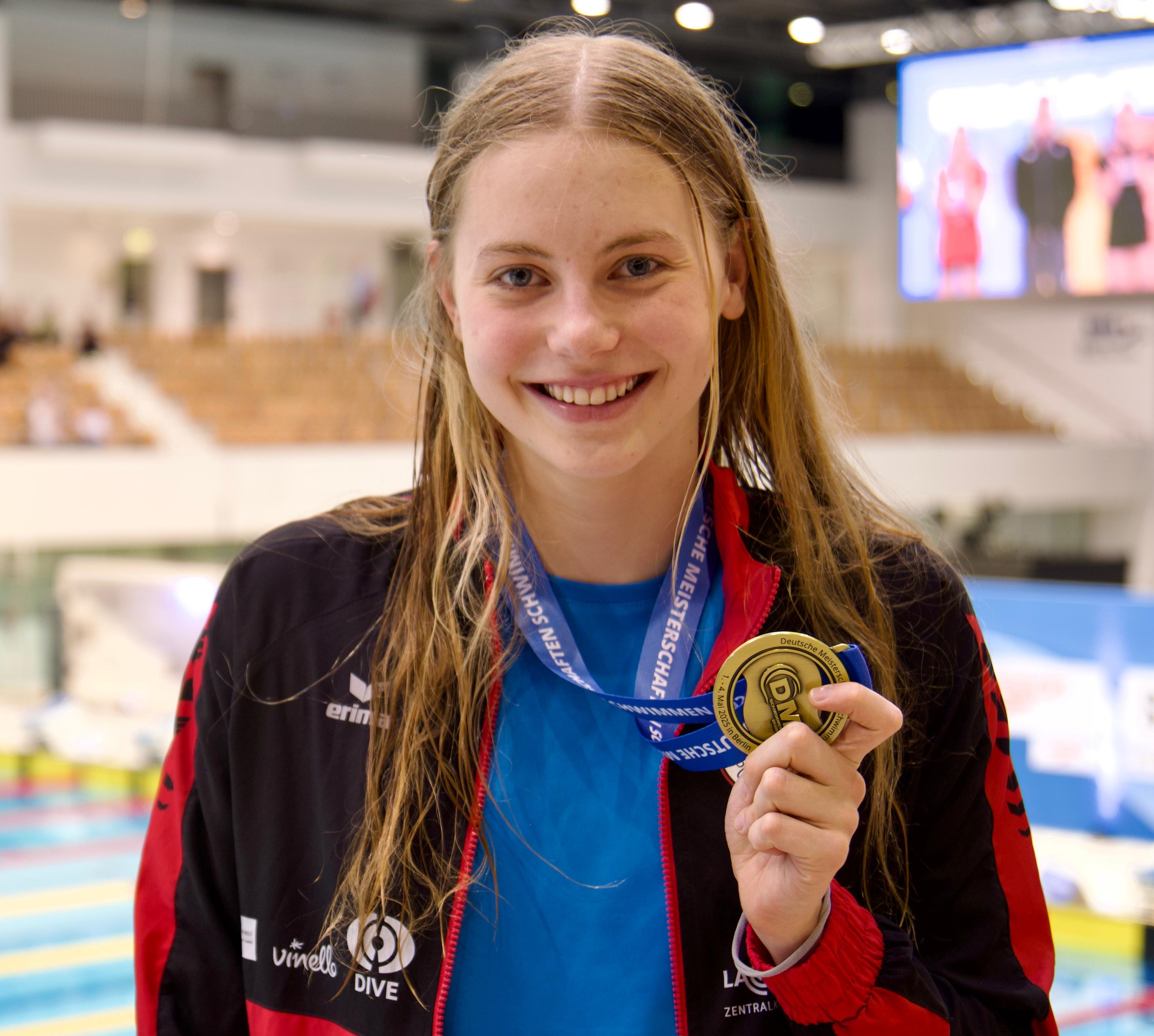 Strahlende Deutsche Meisterin: Leni mit ihrer 200m-Schmetterling-Goldmedaille.