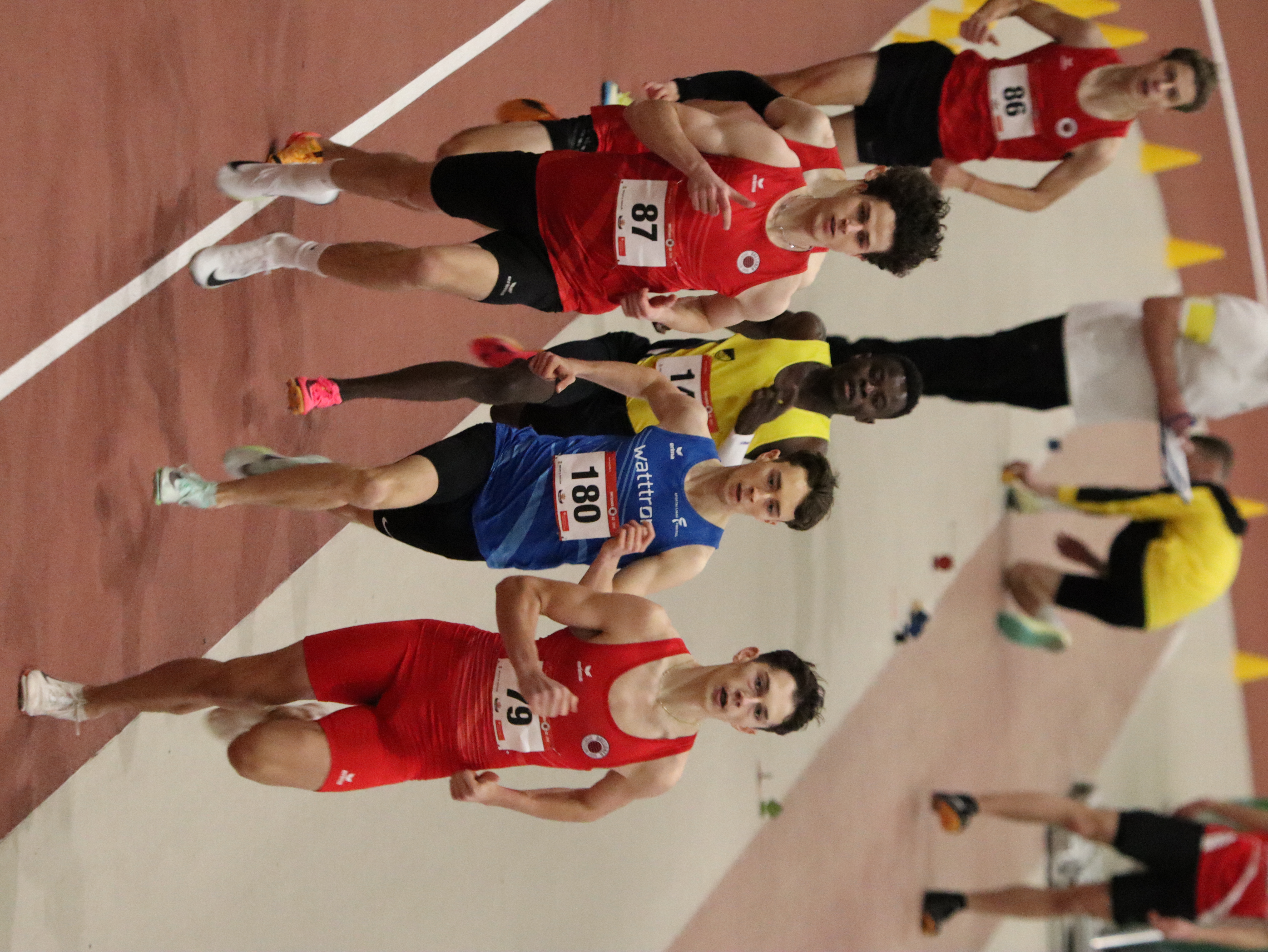 Ole Steinbach vor Lennoy Gyulai über die 600m.