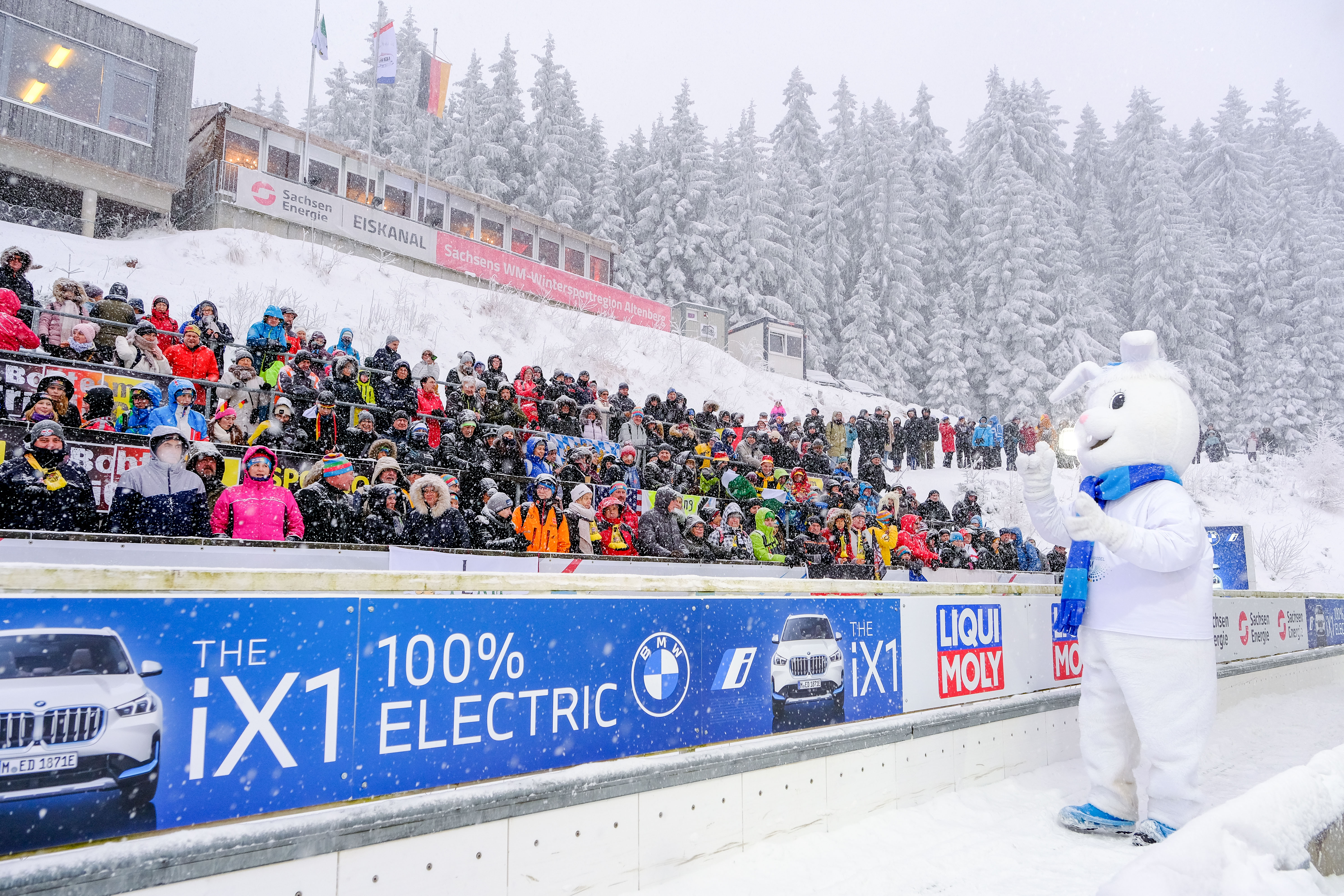 SachsenEnergie Eiskanal Zuschauertribüne Foto (c) Arvid Müller